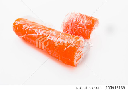 胡蘿蔔在包裹和微波爐加熱前 胡蘿蔔在包裹和微波爐加熱前 135952189