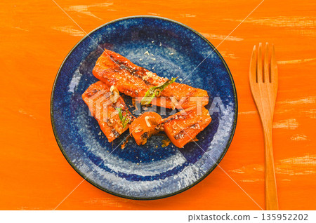 Grilled Carrots with Garlic Flavor 135952202