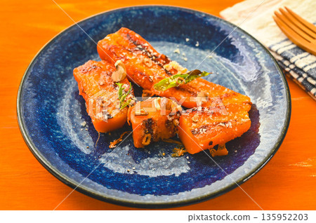 Grilled Carrots with Garlic Flavor 135952203