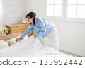 Women who make a bed 135952442