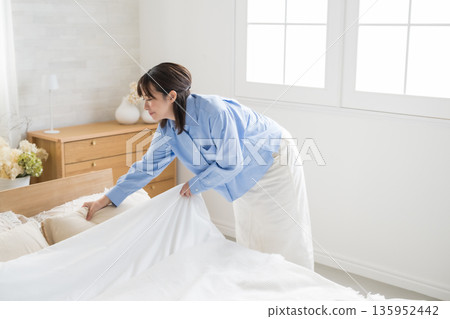 Women who make a bed 135952442