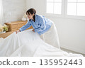 Women who make a bed 135952443