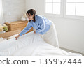 Women who make a bed 135952444