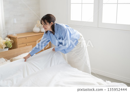 Women who make a bed Women who make a bed 135952444