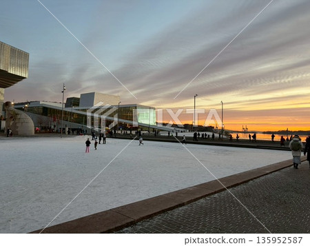 挪威的日落和冰場 挪威的日落和冰場 135952587