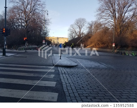 挪威行人穿越道和騎兵 挪威行人穿越道和騎兵 135952588