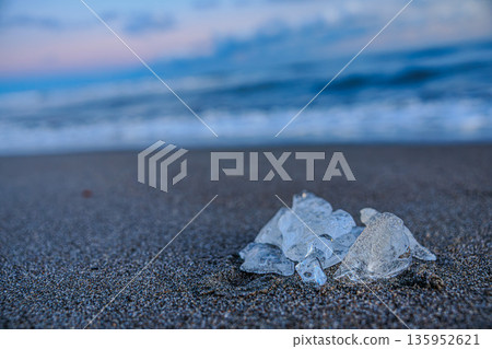 冬日海灘上閃耀的珠寶冰晶 冬日海灘上閃耀的珠寶冰晶 135952621