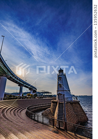 古老的堺燈塔，日本最古老的木製燈塔，巍然屹立於大海和天空之中。 135952632