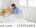 Women who make a bed 135952669