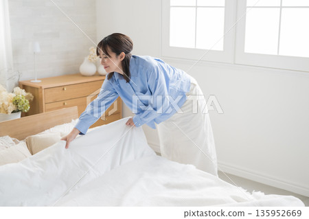 Women who make a bed Women who make a bed 135952669