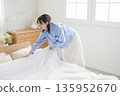 Women who make a bed 135952670