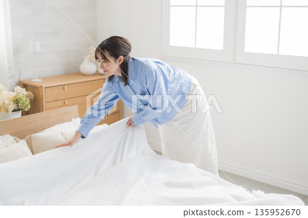 Women who make a bed Women who make a bed 135952670