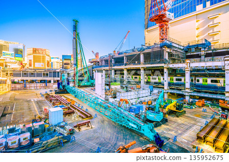 元旦當天，東京的都市景觀中出現了一幕罕見的景象：澀谷站西口上方正在興建一座新設施…就連履帶式起重機也將在新年（1月1日）當天休息。 135952675