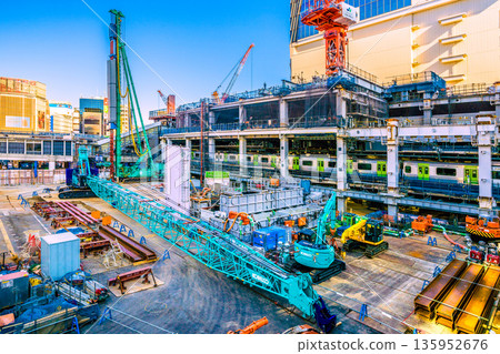 元旦當天，東京的都市景觀中出現了一幕罕見的景象：澀谷站西口上方正在興建一座新設施…就連履帶式起重機也將在新年（1月1日）當天休息。 135952676
