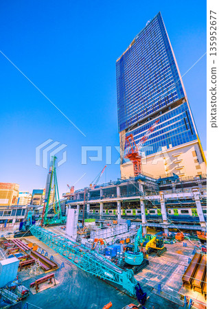 元旦當天，東京的都市景觀中出現了一幕罕見的景象：澀谷站西口上方正在興建一座新設施…就連履帶式起重機也將在新年（1月1日）當天休息。 135952677