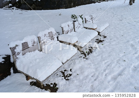 公園長椅上覆蓋著雪 135952828