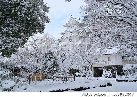 白雪覆蓋的城堡天守閣和西門（大垣城） 135952847