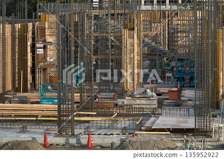 建築工地上的模板和鋼筋 135952922