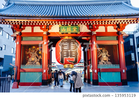 Asakusa Kaminarimon Gate Tourists Asakusa Kaminarimon Gate Tourists 135953119