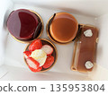 Open the cake box 135953804