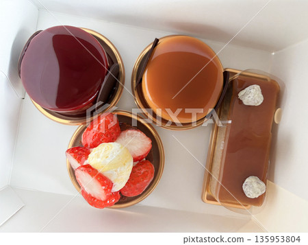 打開蛋糕盒 打開蛋糕盒 135953804