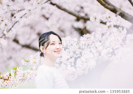 盛開的櫻花和年輕女性 盛開的櫻花和年輕女性 135953885