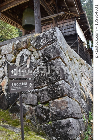 Old townscape of Takayama City, Gifu Prefecture, Japan. Temple bell called Bonsho (Bonsho) on the Higashiyama Promenade. Signboard showing famous spots. 135954031