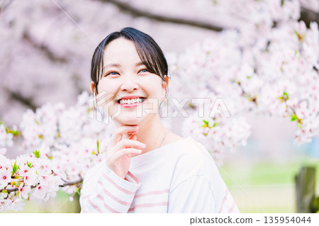 盛開的櫻花和年輕女性 135954044