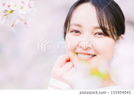 盛開的櫻花和年輕女性 135954045