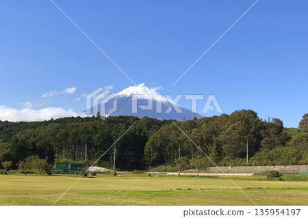 雄偉的富士山，白雪皚皚，景色壯麗。 135954197