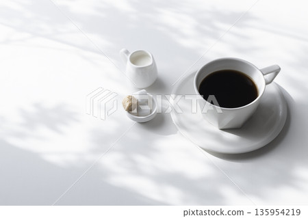 自然光下,白色杯子裡盛著一杯黑咖啡,留有文字空間。 自然光下,白色杯子裡盛著一杯黑咖啡,留有文字空間。 135954219
