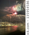 特羅姆瑟的新年夜煙火與山 135954586