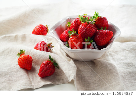 Strawberries, strawberries, strawberries (amaou) 135954887