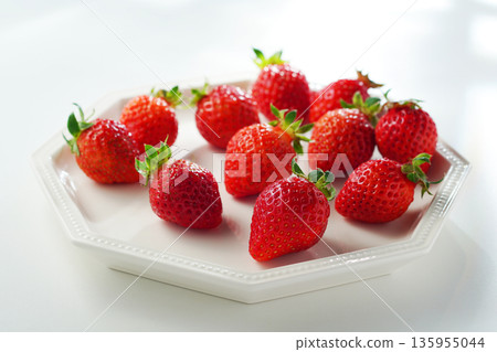 Strawberries, strawberries, strawberries (amaou) 135955044