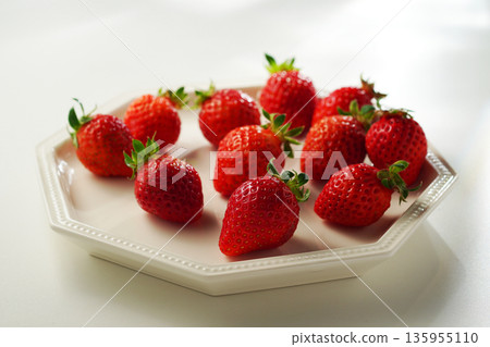 Strawberries, strawberries, strawberries (amaou) 135955110