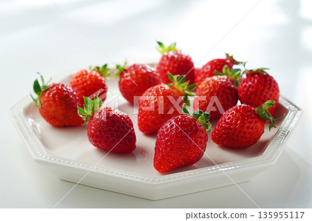 Strawberries, strawberries, strawberries (amaou) Strawberries, strawberries, strawberries (amaou) 135955117