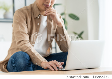 中間人在客廳使用電腦 中間人在客廳使用電腦 135955149