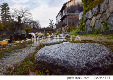 滋賀縣近江八幡市八幡堀,積雪未消,一艘日本船 滋賀縣近江八幡市八幡堀,積雪未消,一艘日本船 135955151