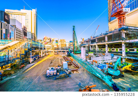 A rare sight in Tokyo's urban landscape on New Year's Day. Shibuya Station West Exit... Construction... Crawler crane also "sleeping on New Year's Day", welcoming the New Year, sunrise... New Year's Day A rare sight in Tokyo's urban landscape on New Year's Day. Shibuya Station West Exit... Construction... Crawler crane also "sleeping on New Year's Day", welcoming the New Year, sunrise... New Year's Day 135955228
