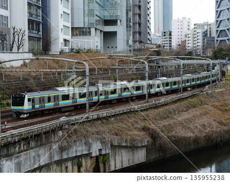 東京通用車輛中心拍攝的E233系列0系列Mari C3列車沿著神田川行駛,採用房總塗裝。 東京通用車輛中心拍攝的E233系列0系列Mari C3列車沿著神田川行駛,採用房總塗裝。 135955238