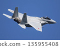 戰鬥機在藍藍的天空中飛翔 135955408