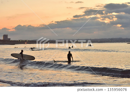 元旦清晨，人們在晨曦中衝浪 135956076