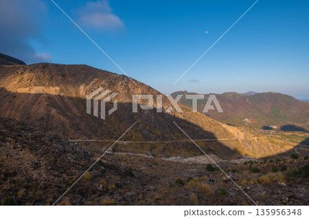 海拔1512公尺的山峰、黑岩山和仙水山。 海拔1512公尺的山峰、黑岩山和仙水山。 135956348