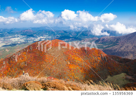 從美俁山主峰看到的美俁山北峰的秋葉 135956369