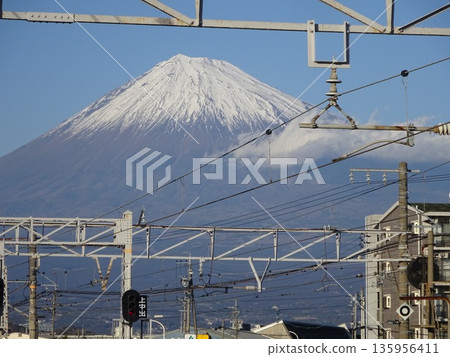 電線和富士山 電線和富士山 135956411