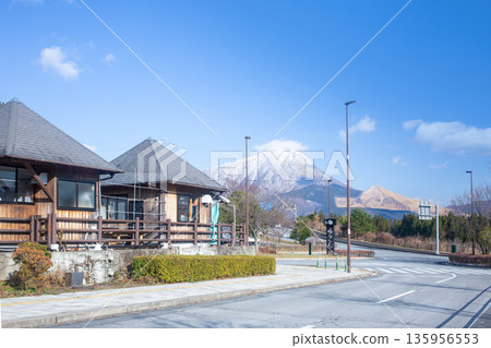 Road station Yufuin and Mt. Yufudake with snow 135956553