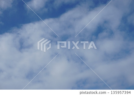 藍天白雲飄浮 135957394