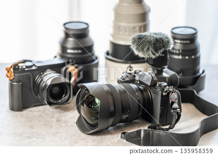 [Camera] Mirrorless single-lens camera and interchangeable lenses, digital camera [Photographer] 135958359