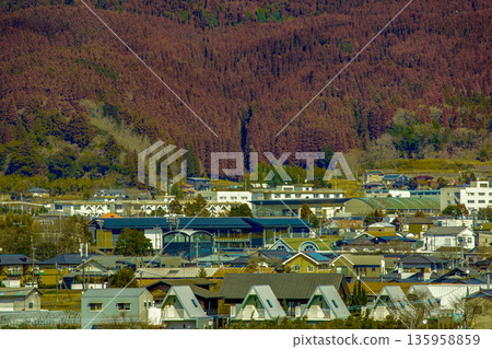 由布院站及城市景觀,背景是冬季荒涼的山 由布院站及城市景觀,背景是冬季荒涼的山 135958859