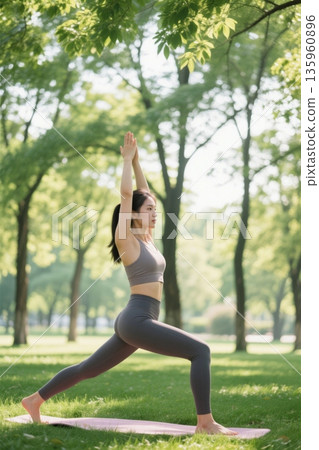 户外草地女子做瑜伽 135960896